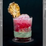 Albariza y sol. Coctel DAKI, vino Fino, puré de piña, horchata de almendras y granadina especiada en Glace Córdoba.