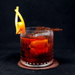 Negroni DAKI, de Aquí... con oloroso, amargo y vermut rojo local.