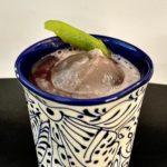 Peras al vino con pisco peruano Viñas de oro, pera, lima, vainilla y vino tinto. Glace Córdoba.