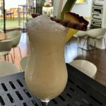 Piña "Chocolada" con piña natural, coco, chocolate blanco y crema en Glace Córdoba.