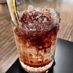 Coctel Bramble en Glace Cordoba con Ginebra Rives Exótica, limon y toque de frutos rojos.