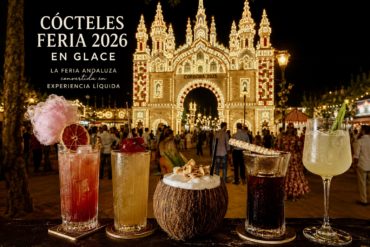 Cócteles de Feria 2026 de Glace frente a la portada iluminada de la Feria de Córdoba con algodón de azúcar, rebujito y alta coctelería andaluza.