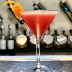 COCTEL COSMOPOLITAN EN GLACE CÓRDOBA CON VODKA, LIMA, TRIPLE SECO Y ZUMO DE ARNADANOS, ELEGANTEMENTE ÁCIDO.