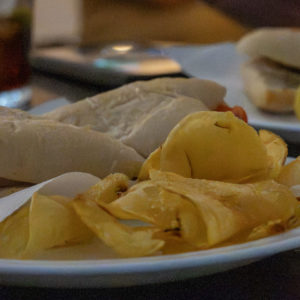 montaditos variados para picar, piscolabis, en Glace Lounge Bar, Cordoba, Andalucia.